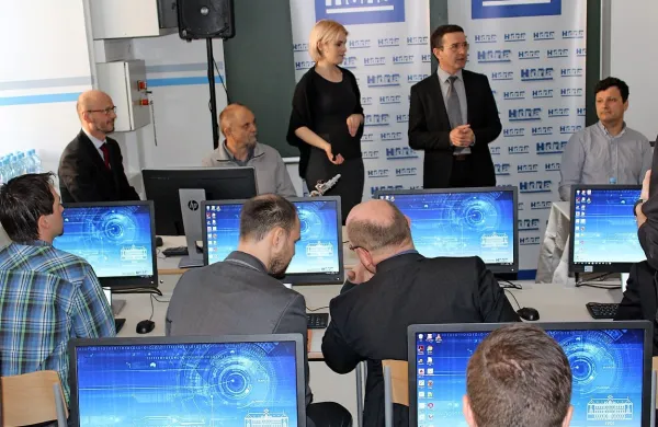 Digitalno učilnico, donacijo Hidrie, je odprl minister Boris 
Koprivnikar (stoji).