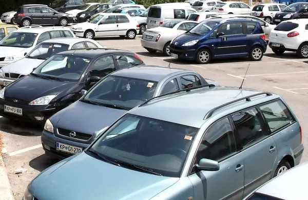 Neplačano parkirnino imajo upniki pravico izterjati, vprašanje 
pa je, ali do osebnih podatkov pridejo zakonito.