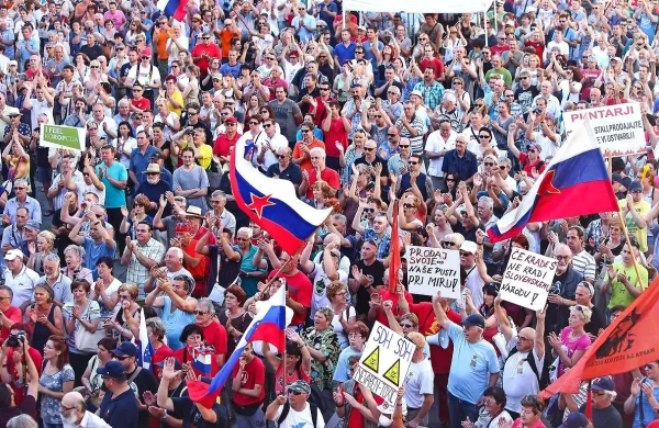 Sogovorniki pred četrtkovo sejo vlade niso želeli prejudicirati nadaljnjih korakov. Je pa Elvir Lovič iz civilne fronte Vstala Primorska - vstani Slovenija spomnil na lanskoletne množične proteste v bran Luke, ko so napolnili Titov trg. “Če bo treba, bomo to ponovili, samo tokrat bo Titov trg premajhen,” je napovedal.