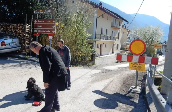  Cesta je dopoldne  zaprta, da bi gradbinci pred sezono čim več naredili. Med velikonočnimi 
prazniki, ko pričakujejo številne turiste, pa bo cesta odprta. 