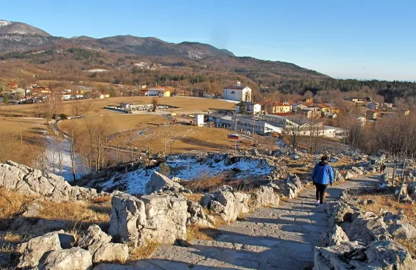 Trnovo je eno od tistih tako redko pozidanih naselij, da po 
zdaj veljavnih merilih ni upravičeno do javne kanalizacije. 