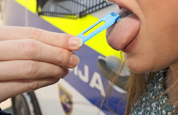 Hitri test opravijo tako, da voznik pet sekund drži na jeziku 
testni listič, da se ta obarva rdeče. Listič z vzorcem sline nato 
policist vstavi v testni trak.
