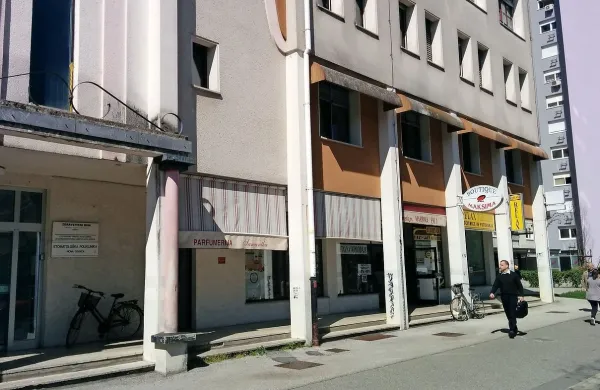Prodajalka v butiku v Gradnikovi ulici v Novi Gorici je s svojo 
odločnostjo sama pregnala očitno prestrašenega roparja.