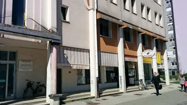 Prodajalka v butiku v Gradnikovi ulici v Novi Gorici je s svojo 
odločnostjo sama pregnala očitno prestrašenega roparja.