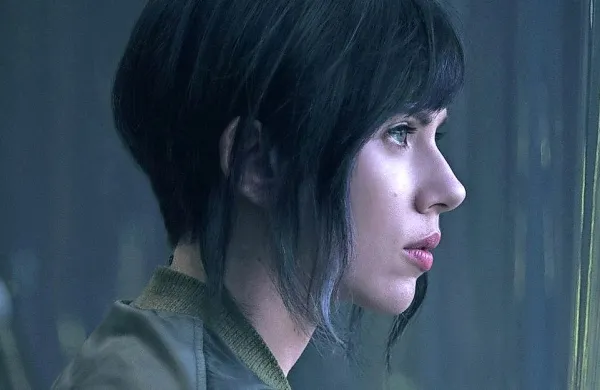 Scarlett Johansson ima za seboj že nekaj odličnih vlog v 
znanstvenofantastičnih filmih, kot sta na primer Under the 
Skin in Lucy.