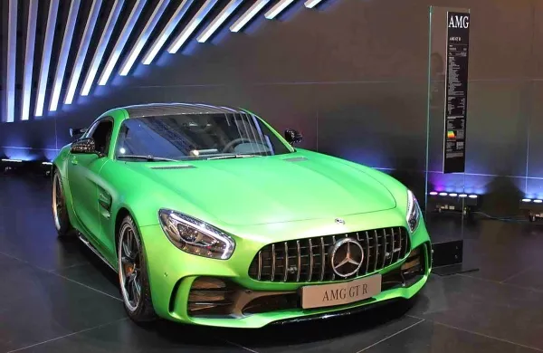 Strupeno zeleni AMG-GT R bo morda zapeljal tudi na kakšno 
slovensko dvorišče. Cena? Zagotovo nad 200 tisočaki ...