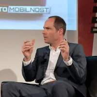 Robert Lešnik, glavni snovalec zunanje podobe najnovejših 
mercedesov, je obiskovalcem salona razkrival skrivnosti 
oblikovanja. 