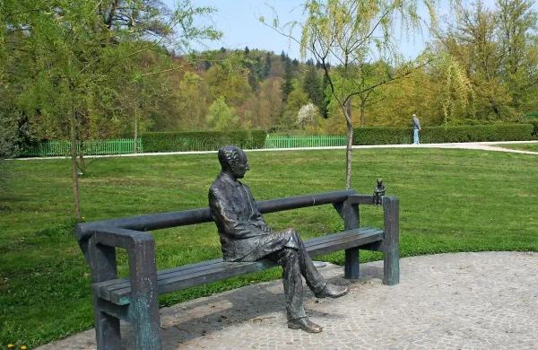 Kocbekovemu kipu se bo v Tivoliju prihodnji teden pridružil 
še Pahorjev.