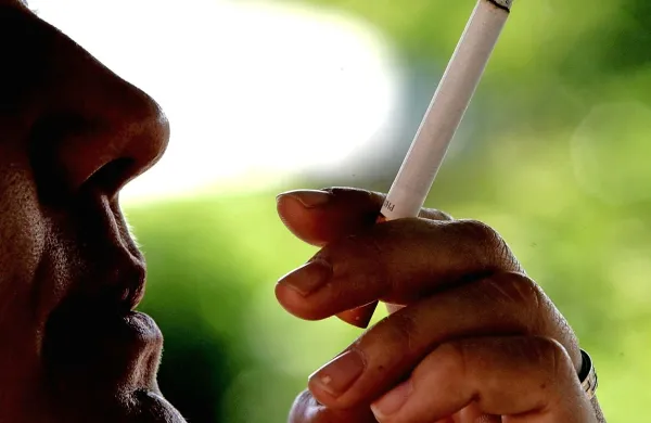 Zakon, ki ga je DZ brez glasu proti sprejel 15. februarja, sicer 
prepoveduje kajenje oziroma uporabo tobaka, tobačnih 
izdelkov in povezanih izdelkov, razen tobaka za žvečenje in 
tobaka za njuhanje, v vseh zaprtih javnih in delovnih prostorih.