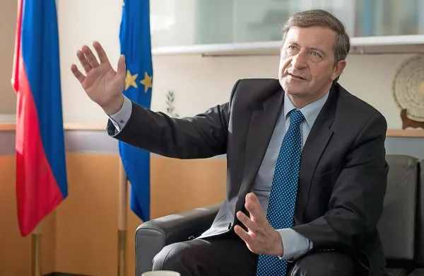  “Slovenija v 25 letih praktično ni ničesar novega zgradila. To je 
družba, ki je povsem zavozlana, razni parcialni interesi poskrbijo za to, da se nič ne zgodi,” je oster Karl Erjavec.