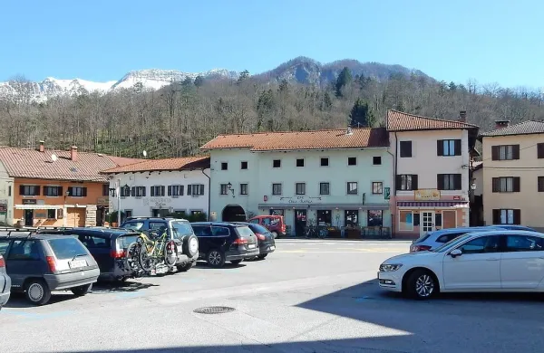 Parkiranje  na trgu je časovno omejeno, ni pa še plačljivo.     
