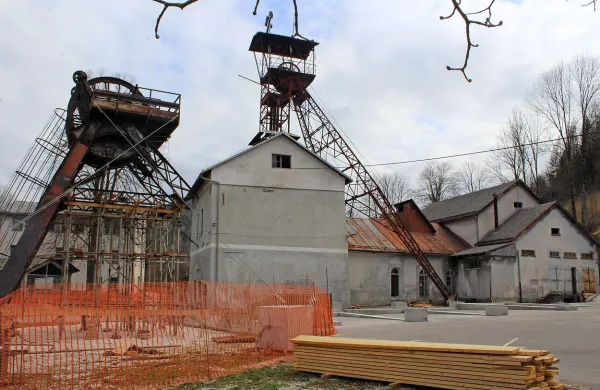 Kolo jaška Inzaghi (levo) bodo umaknili, da bodo študentje ob 
skladišču posipnih materialov v Unescovem območju lahko 
organizirali prireditve.
