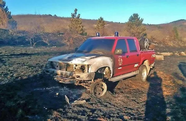 Ogenj je gasilca ujel, ko sta bila že skoraj v svojem vozilu. Na koncu jo je k sreči  najhuje skupilo vozilo.