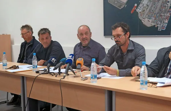 Predstavniki delavcev Luke Koper so včeraj predstavili 
stališča proti predlogu zakona o drugem tiru.
