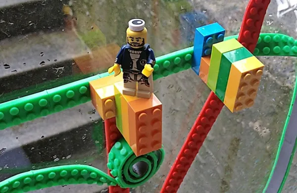 Lego svet se lahko s pomočjo samolepilnega traku nimuno loops preseli 
tudi na okensko šipo.