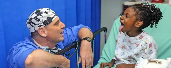 S pomočjo medicinskega priročnika z izrazi  v albanščini, 
ruščini, arabščini, kitajščini, jeziku farsi, ki je pogovorni jezik 
v Iranu, Afganistanu in Tadžikistanu, angleščini in francoščini, 
se bodo slovenski zdravniki lažje sporazumevali z bolniki iz 
tujine.