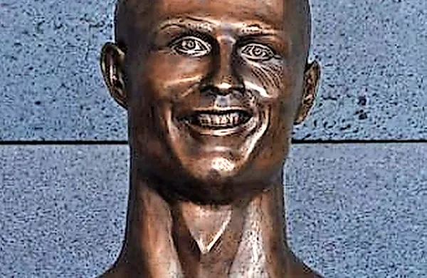 Doprsni kip portugalskega nogometnega zvezdnika Cristiana Ronalda, ki ga je naredil  kipar Emanuel Santos. 