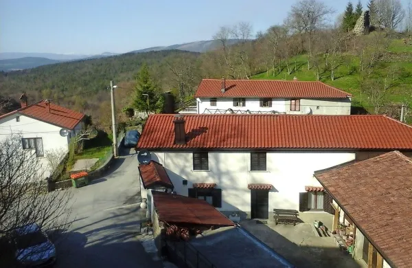 Če bodo v Brkinih zgradili nov vodovod, bodo tudi v vasici 
Podgrad pri Vremah (na fotografiji), kjer je imel svoj gradič 
znani grof Petač, pili neoporečno vodo iz javnega vodovoda.  