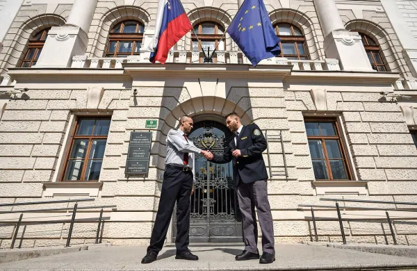 Varovanje osrednje sodne palače v Ljubljani, kjer domujeta 
vrhovno in okrožno sodišče,  od zasebne varnostne službe 
prevzemajo pravosodni policisti.