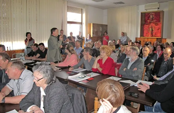 V Kanalu so ljudje od zdravnikov dobili dve različni zgodbi o 
tem,  kakšno je zdravje v občini. Bojazen, tudi zaradi sosežiga 
odpadkov v Salonitu,  ostaja. 