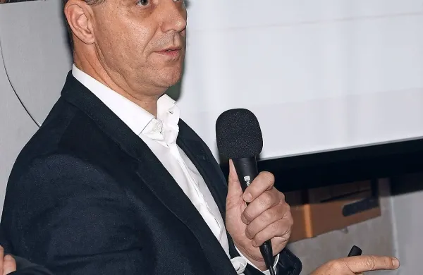 Jože P. Damijan: “Na sestanku bomo predstavili 
naša stališča in poskušali priti do boljših rešitev, 
težko pa rečem, da bo do tega res prišlo. Vlada 
namreč že nekaj let dela v  tej smeri in je zelo 
težko, da bo obrnila svoj tanker.”