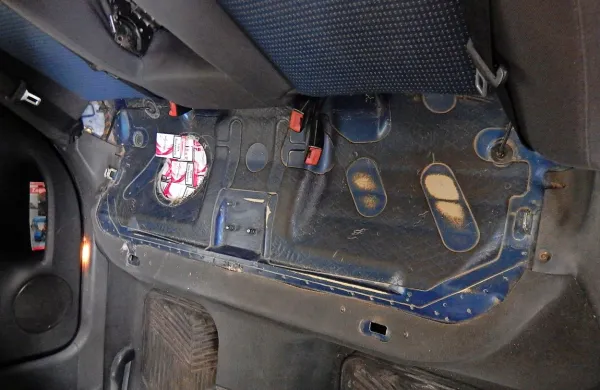 Policisti so v avtomobilu Hrvata našli  340 paketov cigaret.