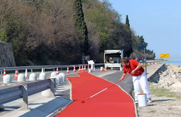 Rdeča proga bo kolesarje vodila na obalno cesto.