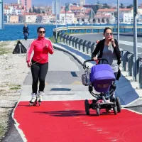 Polovica cesti&scaron;ča kolesarjem, polovica sprehajalcem (foto in video)