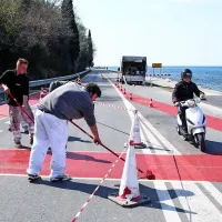 Polovica cesti&scaron;ča kolesarjem, polovica sprehajalcem (foto in video)