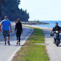 Polovica cesti&scaron;ča kolesarjem, polovica sprehajalcem (foto in video)