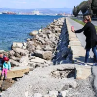 Polovica cesti&scaron;ča kolesarjem, polovica sprehajalcem (foto in video)