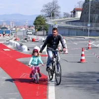 Polovica cesti&scaron;ča kolesarjem, polovica sprehajalcem (foto in video)