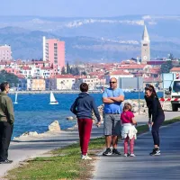 Polovica cesti&scaron;ča kolesarjem, polovica sprehajalcem (foto in video)