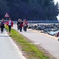 Polovica cesti&scaron;ča kolesarjem, polovica sprehajalcem (foto in video)