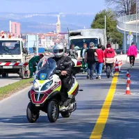 Polovica cesti&scaron;ča kolesarjem, polovica sprehajalcem (foto in video)