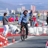 Polovica cesti&scaron;ča kolesarjem, polovica sprehajalcem (foto in video)