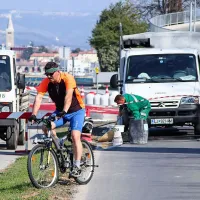 Polovica cesti&scaron;ča kolesarjem, polovica sprehajalcem (foto in video)