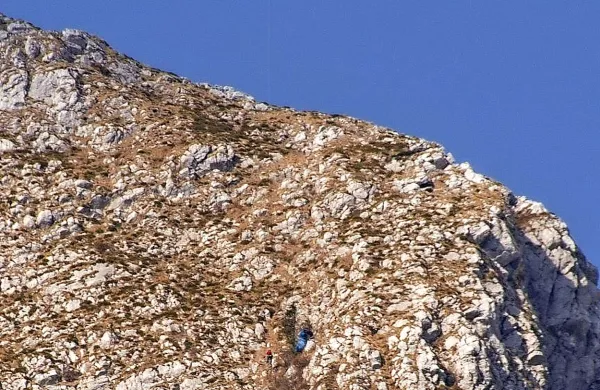 Srečno rusko padalko so iz stene povlekli  s helikopterjem.