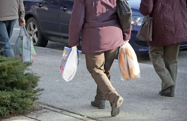 Obeta se prepoved brezplačnih lahkih plastičnih nosilnih 
vrečk, razen tam, kjer jih bodo kupci uporabili za sveža živila, 
ki niso predpakirana.