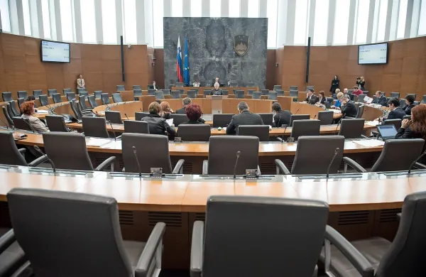 Po tednu dni ure spet nazaj - tokrat za vedno