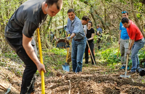 Predsednik države Borut Pahor je  gorskim kolesarjem, 
krajanom Brij in okoliških vasi  pomagal opuščeno poljsko pot 
preurediti tako, da bo primerna za turistično kolesarjenje.