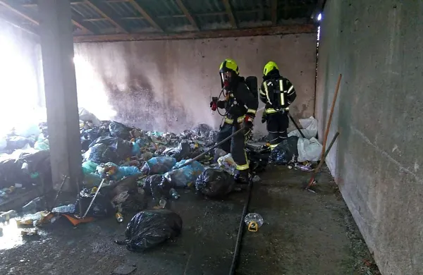 V Indeju so včeraj zagorele smeti, predvsem plastika. 