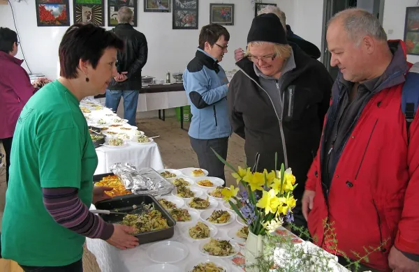 Špargljem  že enajsto leto zapored (fotografija je z lanske) v 
Brestovici pri Komnu pripravljajo Špargljado, Koloosmico in 
Špargljev pohod. 