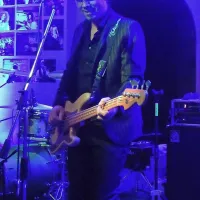 Basist Nikica Jurjević je bil nekoč član legendarne punkovske 
skupine Pas.