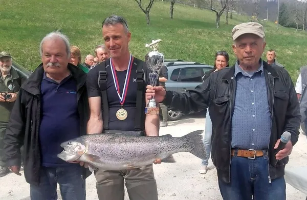 Roberto Antonini z največjo šarenko med  predsednikom 
ribiške družine Tolmin Lucijanom Rejcem (desno) in Darijem 
Voukom. 