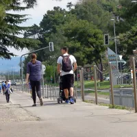 Ne bi bilo odveč, če bi na tem delu steze zarisali kolesarske 
črte, saj pešci vse prepogosto zaidejo na del, ki se po klančini 
združi z že obstoječimi kolesarskimi oznakami.