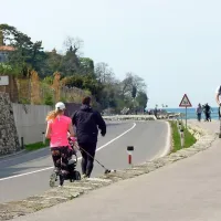 Čeprav ne bi bila smela biti na cestišču, sta se rekreativca z 
vozičkom in psom odločila, da je zanju tako varneje.