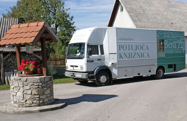 Tak je zdajšnji bibliobus postojnske knjižnice, ki s knjigami 
obiskuje 60 naselij v postojnski in pivški občini.
