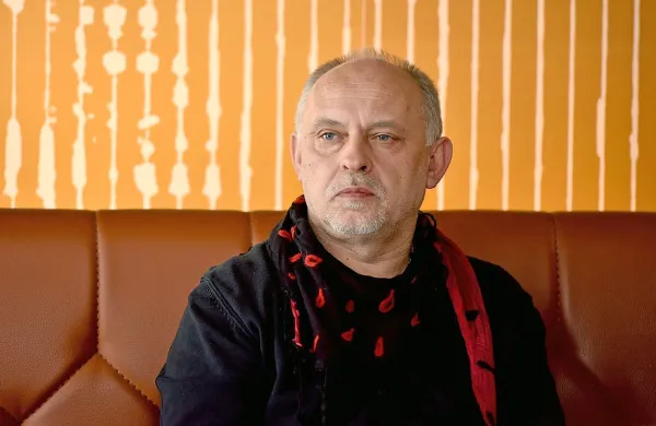 Lainščkov roman Namesto koga roža cveti prihaja med bralce 
v francoskem prevodu. 