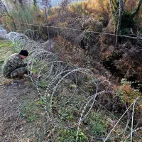 Večino tehničnih ovir na meji predstavlja rezalna žica.